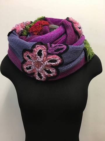 Стильный и уютный полосатый шарф-снуд на два оборота. Шарф украшен трикотажными аппликациями в виде листиков и цветочков.