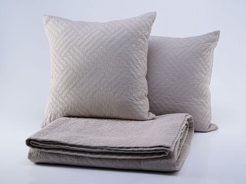 Покрывало 260х280 и 2 декоративные подушки 45х45 Claire Batiste Tilt Greg бежевые