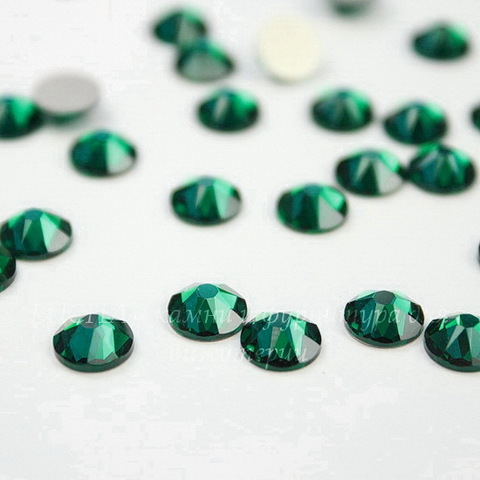 2088 Стразы Сваровски холодной фиксации Emerald ss30 (6,32-6,5 мм)
