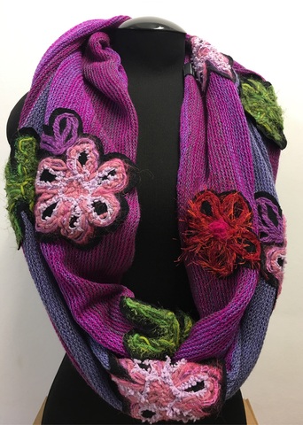 Стильный и уютный полосатый шарф-снуд на два оборота. Шарф украшен трикотажными аппликациями в виде листиков и цветочков.