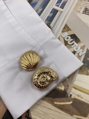 Накладка на пуговицу золотистая в форме ракушки