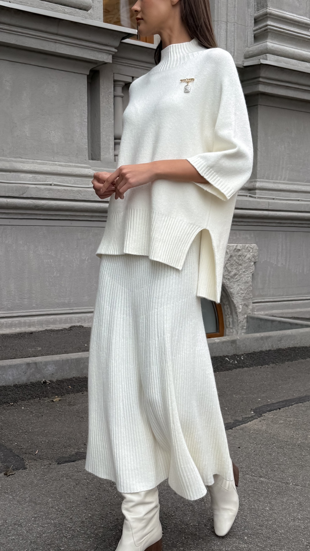 Костюм с джемпером oversize и юбкой в рубчик