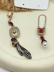 20434-sergi-assimetrichnye-s-podveskami-ruka-bulavka-alexander-mcqueen