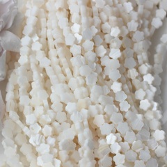 Перламутр натуральный, матовый, в форме цветка 6 мм, 1 нить ПР103