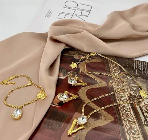 Серьги, браслеты и колье Versace