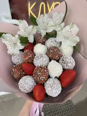 Букет из клубники с альстромерией