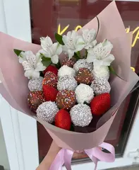 Букет из клубники с альстромерией