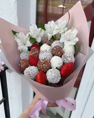 Букет из клубники с альстромерией