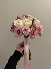 Свадебный букет из лизиантуса, одноголовых роз и эвкалипта