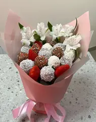 Букет из клубники с альстромерией