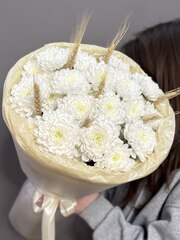 Монобукет с белыми кустовыми хризантемами и колосками пшеницы