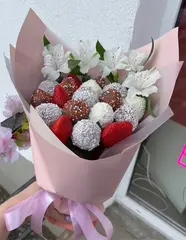 Букет из клубники с альстромерией