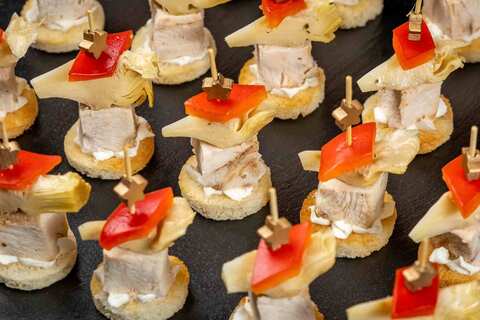 Канапе с артишоком, подкопченной курицей и болгарским перцем, 20 шт.