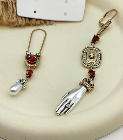 20434 -Серьги ассиметричные с подвесками рука+булавка Alexander MCQueen