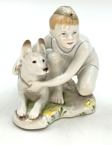 Мальчик с собакой. Фарфоровая статуэтка. Ленинград. ЛФЗ. 1960-е гг. 12,5 см.  Столбова Г.С. Дети.