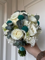 Свадебный букет из калл, одноголовых роз, краспедии и лизиантуса