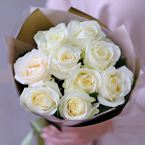 Нежный букет белых роз 
