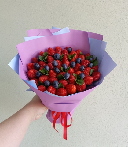 Ягодный букет из клубники и голубики