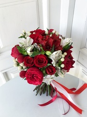 Свадебный букет из альстромерии, гиперикума и одноголовых роз