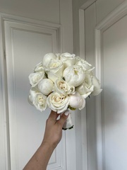 Свадебный букет из пионов и одноголовых роз