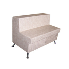 Диван прямая секция на хромированных ножках, цвет бежевый