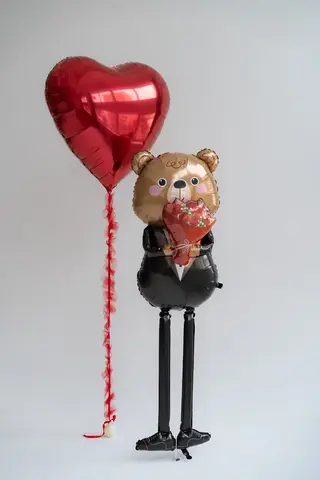 Сет гелиевых шаров Мишка с букетом и сердцем