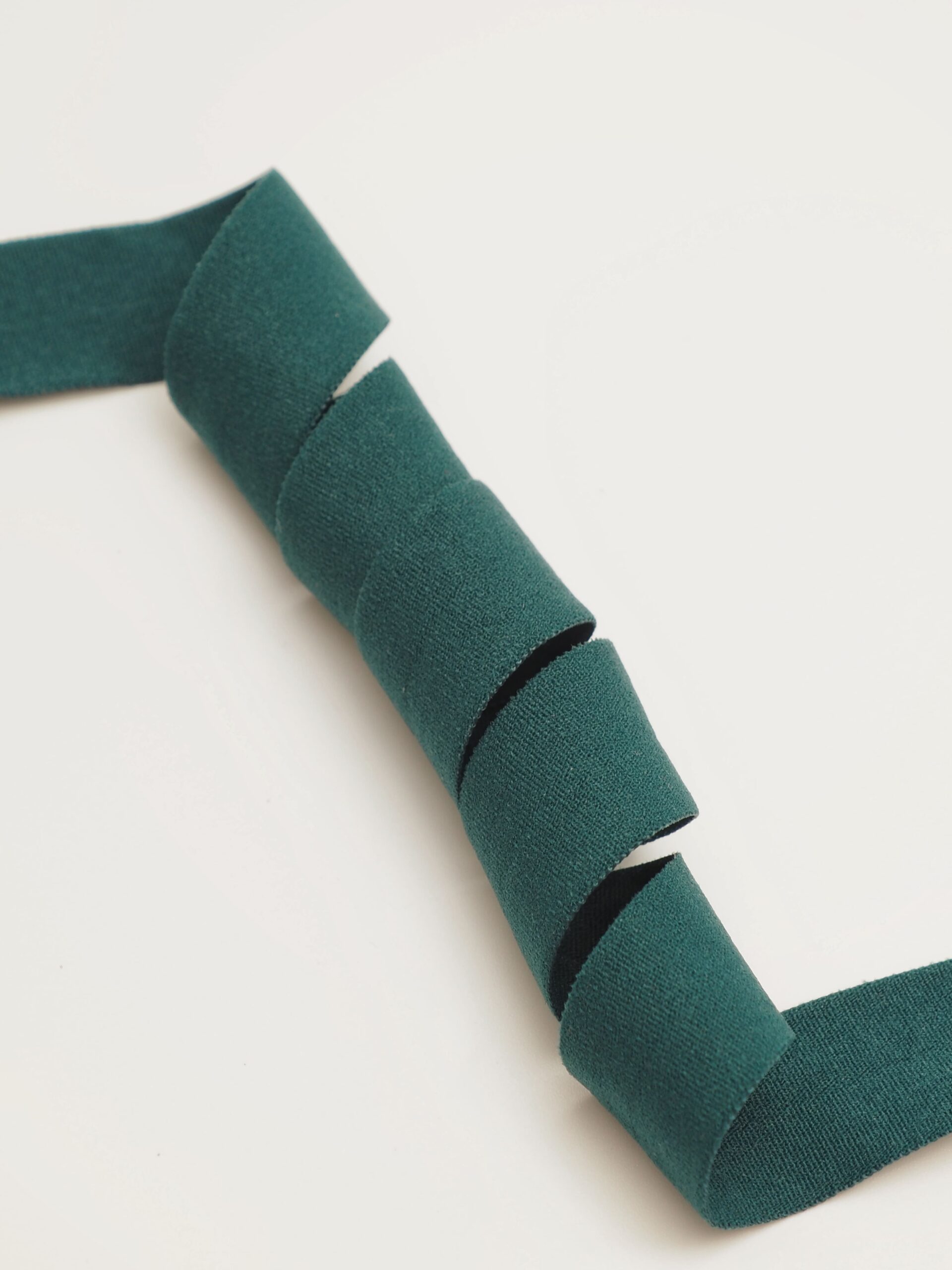 Бейка эластичная изумруд матовая ширина 20 мм