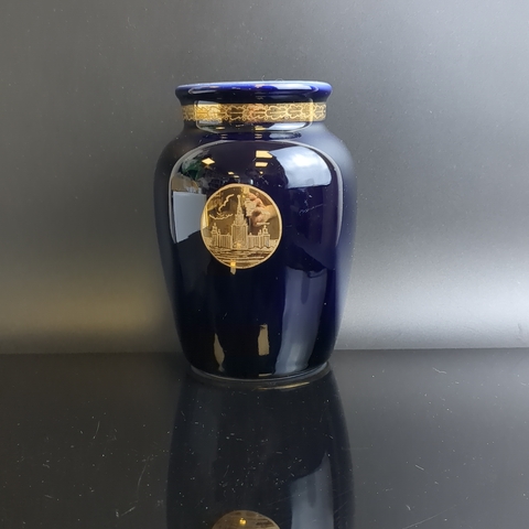 Ваза для цветов фарфоровая кобальтового цвета, изображение МГУ в медальоне, надпись Москва, кобальт, золочение, ЛФЗ, винтаж СССР 1960-1990 гг