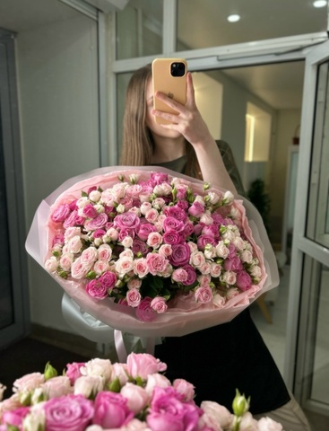 Роскошь в букете из 35 веток кустовых роз (50 см)