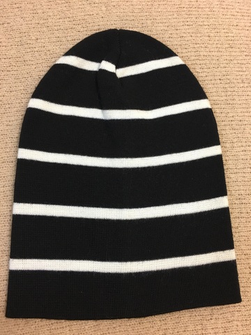 Зимняя двухслойная удлиненная шапочка с полосками. Тонкие белые полоски на черном фоне.