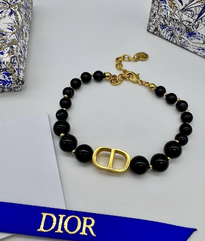 Браслет CDior из черных бусин с подвеской лого