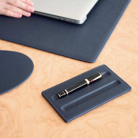 Подставка для ручек из кожи теленка, синего цвета