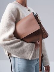 Сумка кожаная на плечо коричневая