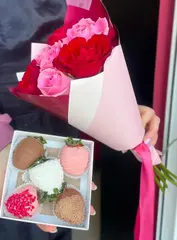 Комбо набор 20 (клубника в шоколаде 5 шт и букетик из 7 роз Кения)