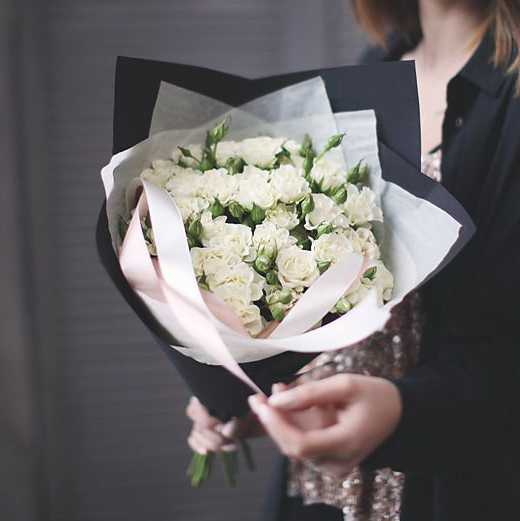 Купить небольшой букет 9 кустовых белых роз в Перми