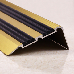 Алюминиевый угловой порог для пола с резиновой вставкой ПО-68х30 (045) 2700 мм