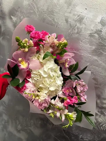 Букет с гортензией и розой