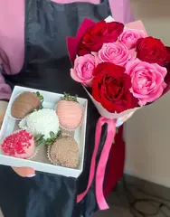 Комбо набор 20 (клубника в шоколаде 5 шт и букетик из 7 роз Кения)