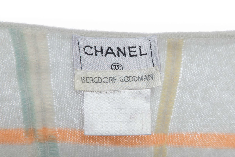 Элегантный кашемировый кардиган в пастельной цветовой гамме от Chanel, 38 размер