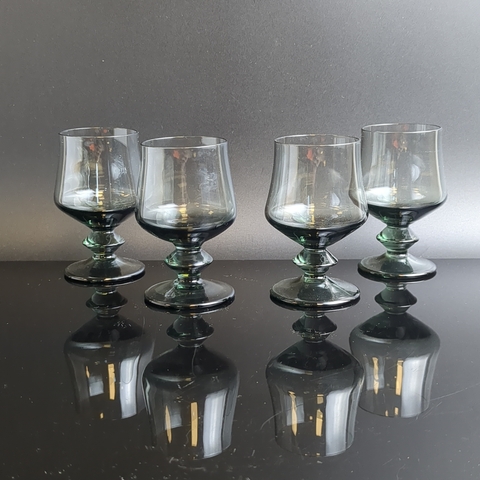 Рюмки набор из 4 штук на ножках, стекло дымчатого цвета, винтаж времен СССР 1970-1990 гг