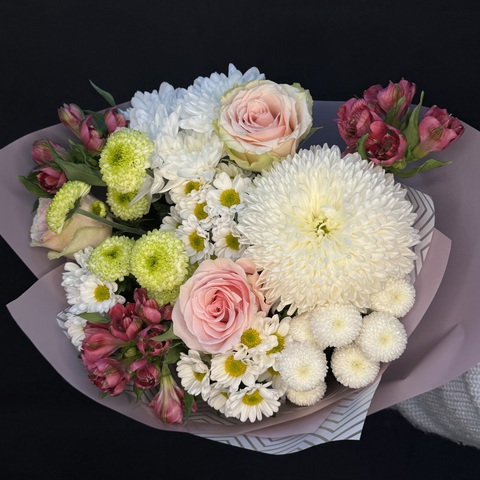Букет из зефирной хризантемы, Микса сантини и альстромерий с розами
