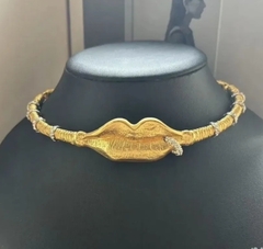 84588-kole-choker-lips-s-pirsingom-v-stile-schiaparelli