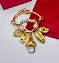 Браслет с подвесками в стиле Schiaparelli