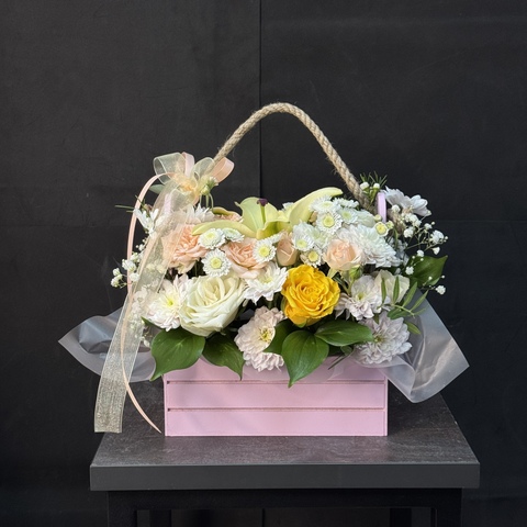 Цветочная композиция из лилии, роз и хризантемы в деревянном ящике