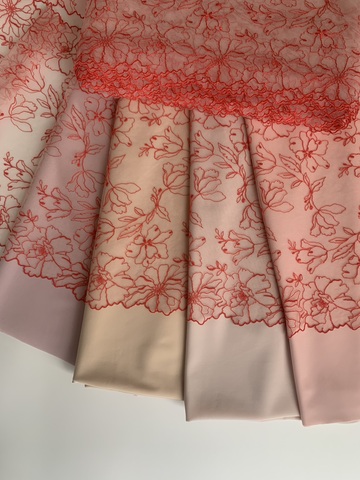 Вышивка на сетке молочная/красная 25 см