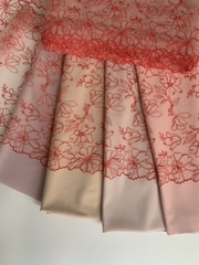 Вышивка на сетке молочная/красная 25 см