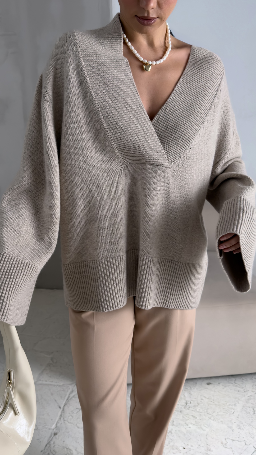 Свитер с V вырезом и широкими резинками PREMIUM QUALITY