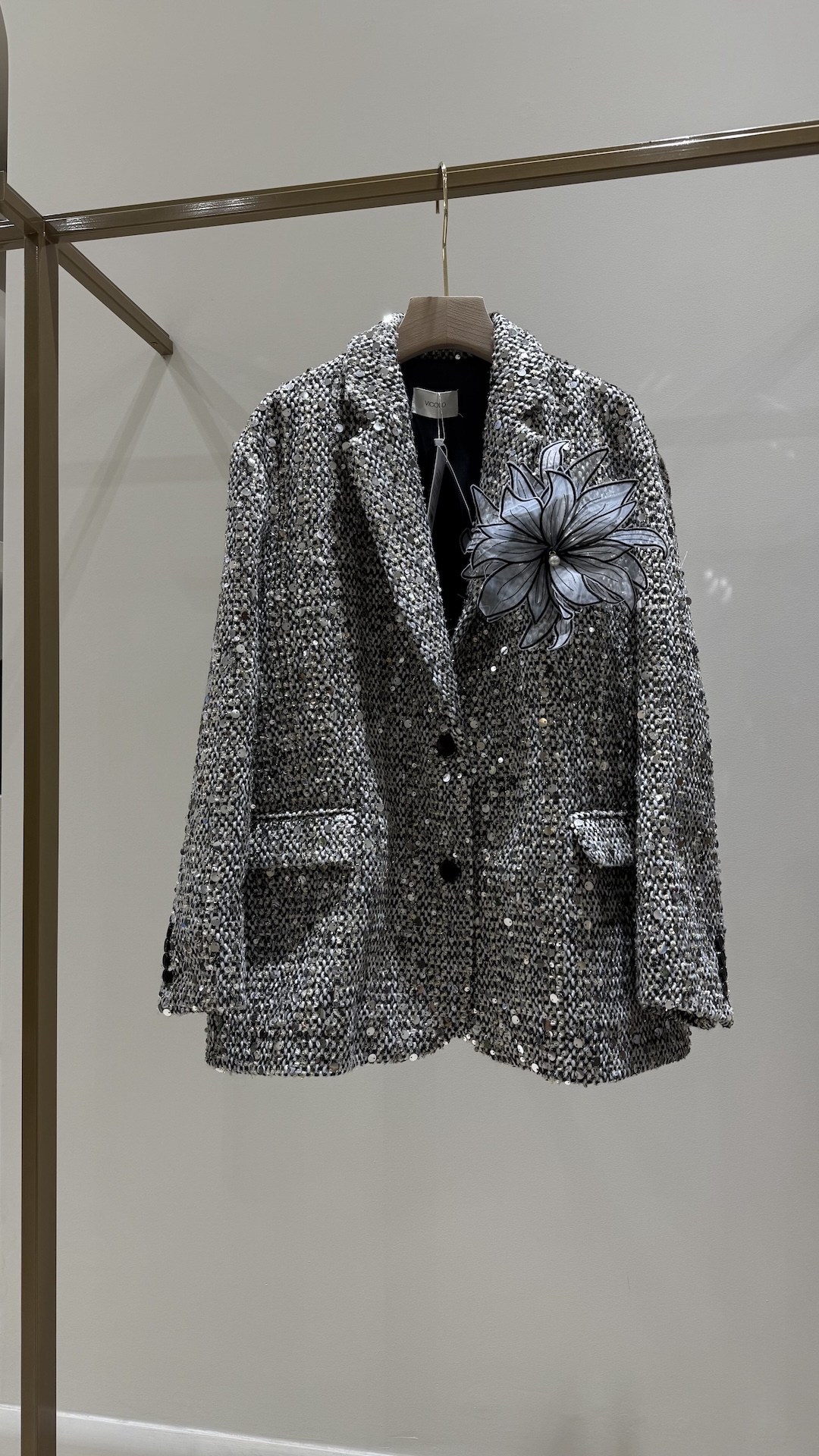 Объемная брошь в виде цветка из органзы