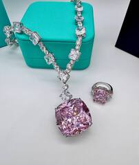 70417 - Роскошное колье из серебра с квадратной подвеской из розового кварца