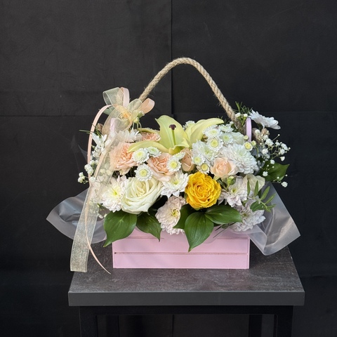 Цветочная композиция из лилии, роз и хризантемы в деревянном ящике